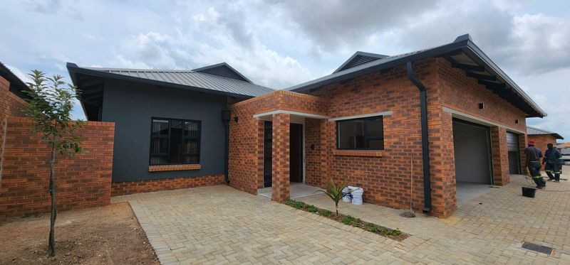 UPMARKET NEWLY BUILD!! - READY TO MOVE IN!!