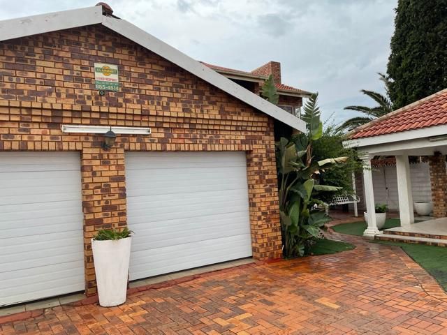 INCREDIBLE FAMILY HOME FOR SALE LENASIA SOUTH  IMMACULATE