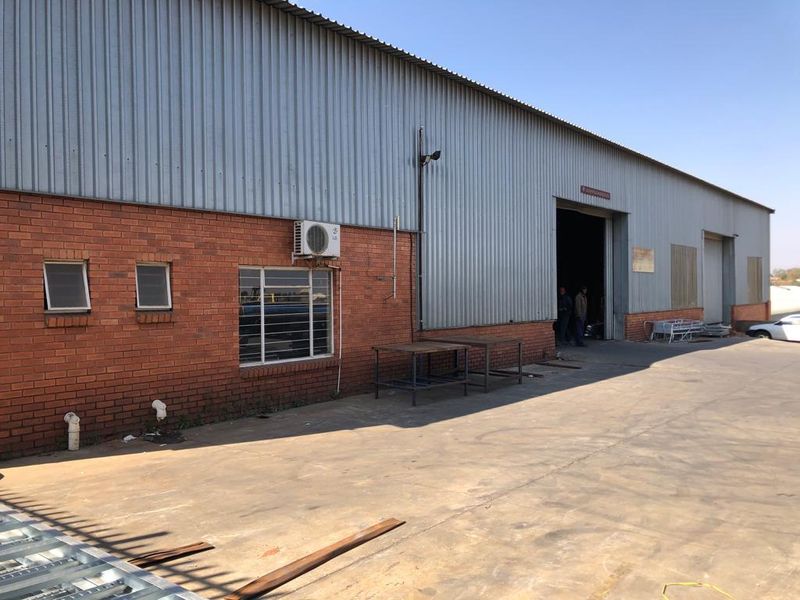 Industrial warehouse unit available for rent in a secure park