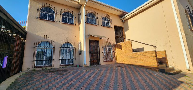 INVESTMENT OR JUST PERFECT AS A 3 PART FAMILY HOME! HIGH INCOME POTENTIAL! LAUDIUM!
