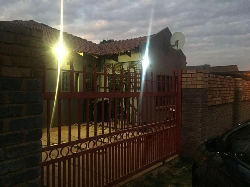 4 Bedroom house available in Ennerdale ext 14 for sale - selling price R600.000