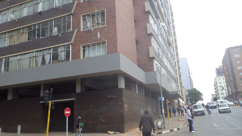 Spacious two bed flat in the heart of highveld building in Hillbrow!