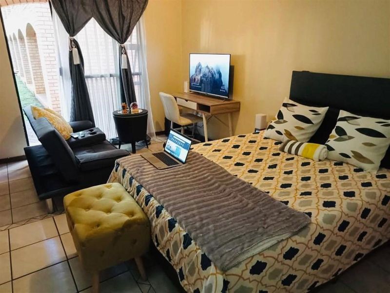 1 Bedroom Bachelor Flat, Walking Distance From UP!