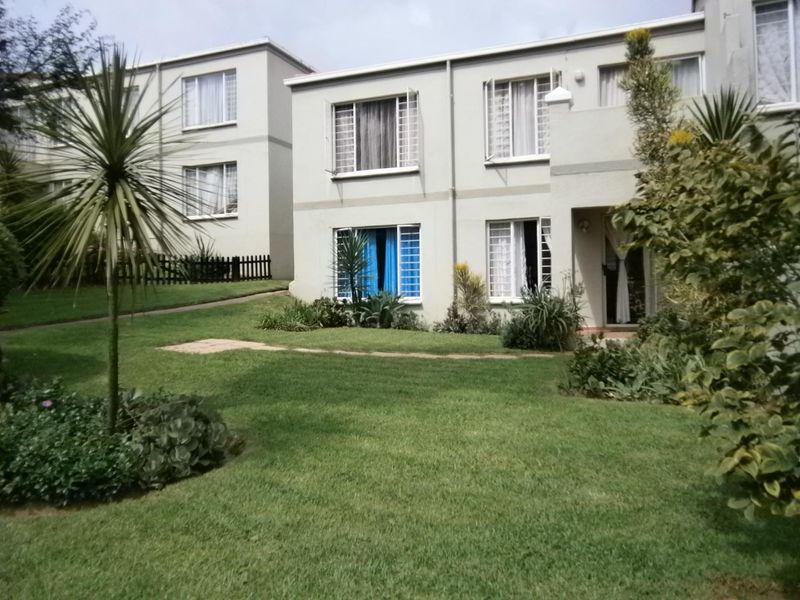 Well priced and neat ground floor townhouse situated in Radiokop, priced to go at R660k. The size...