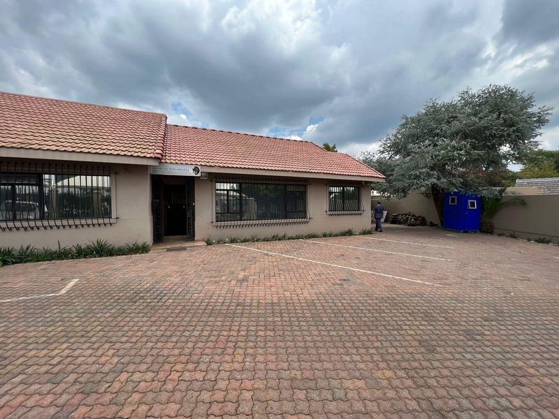 11TH STREET | PARKMORE | SANDTON | FREE-STANDING PROPERTY TO LET