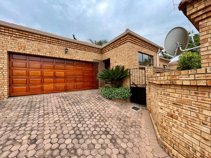 Beautiful 3 Bedroom, 2 Bathroom Townhouse For Sale in Chancliff, Krugersdorp, close to all amenit...