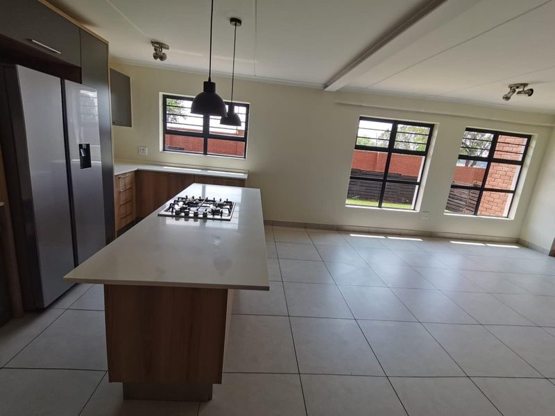 Beautiful and modern ground floor unit offers 3 well size bedrooms, 2 beautiful bathrooms