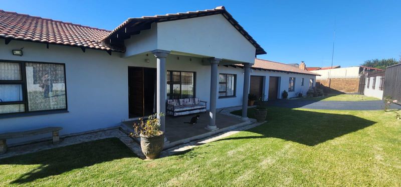 3 Bedroom Home with 2 flats for sale in excellent are of Fochville