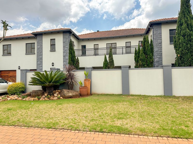 Stunning 5 Bed 3.5 Bathroom House in the heart of Midfield Estate, Centurion