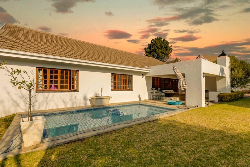 Stunning rental property in sought-after Kyalami Manor: Spacious, stylish, and perfect for entert...