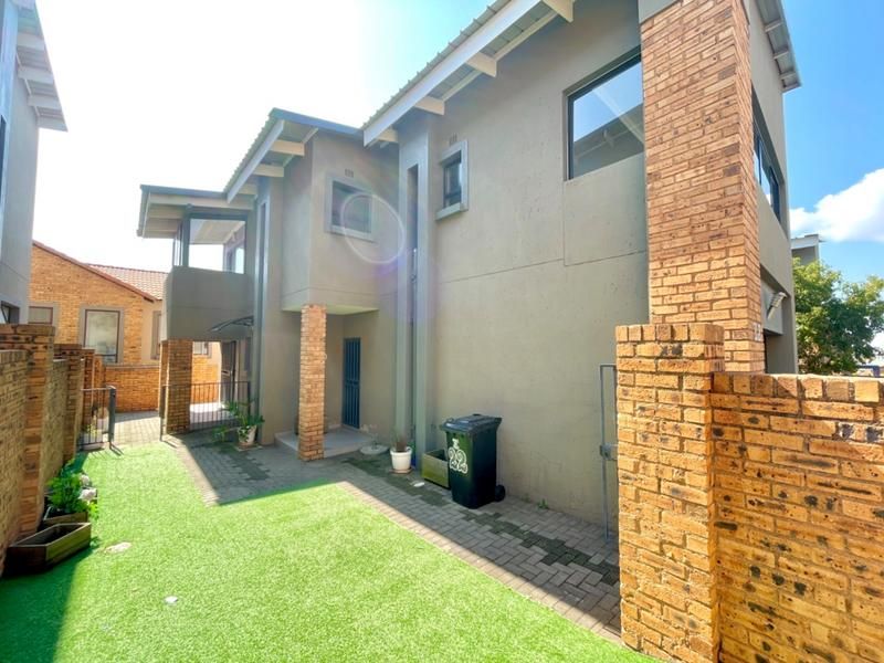 Stunning 3 Bedroom Cluster in a secure Complex For Sale in Rant en Dal, Krugersdorp, close to all...