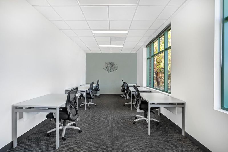 Book open plan office space for businesses of all sizes in Regus Lynnwood Bridge
