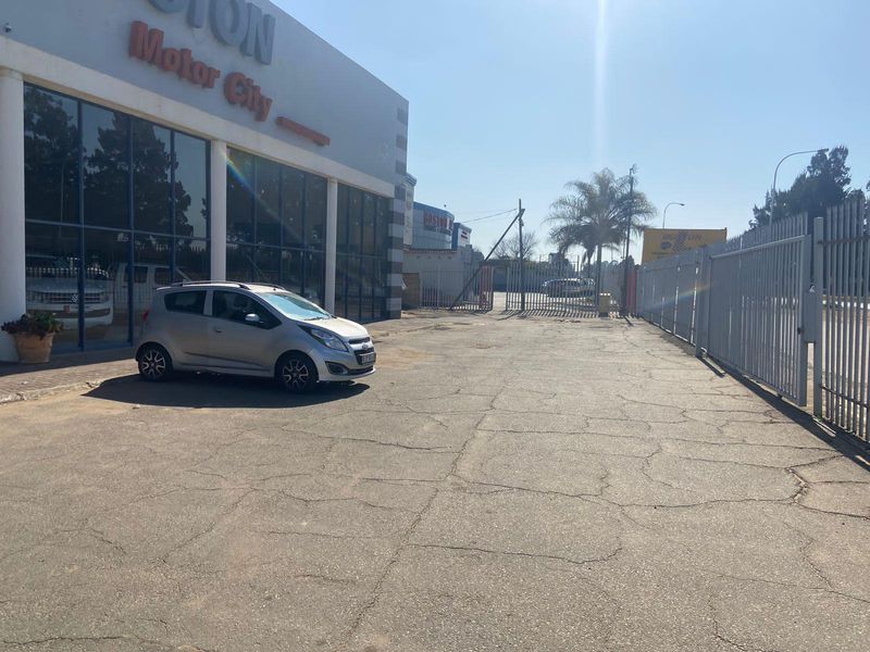 Free standing commercial / showroom space available for rent / for sale in Anderbolt