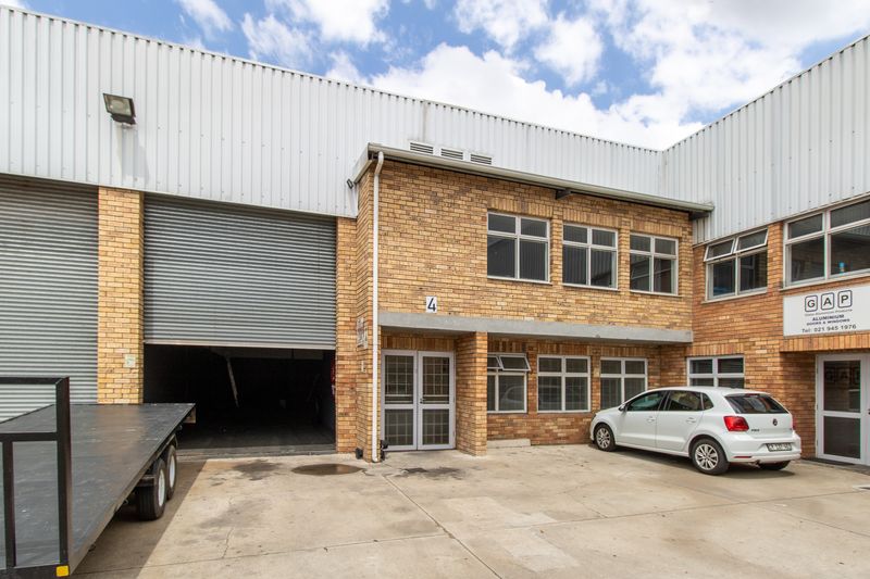 310m2 WAREHOUSE TO LET IN STIKLAND