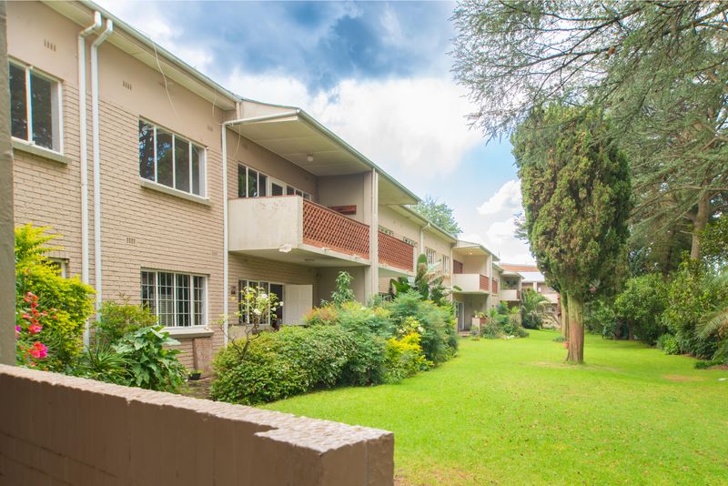 Spacious and homely 3 bedroom Apartment for sale in Illovo Sandton.