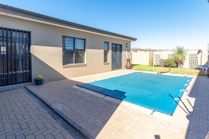 Large 4 bedroom stunner with pool!