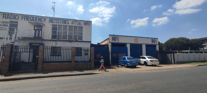 Free standing commercial space to let / for sale in Alberton North