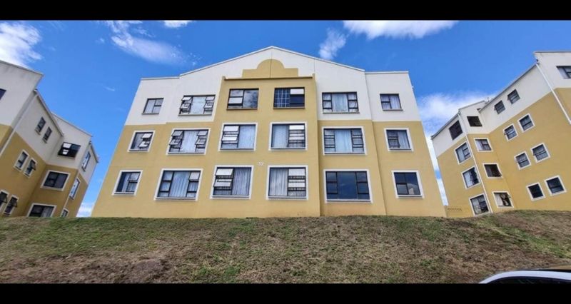 Inexpensive cozy 2 bedroom flat to rent in Amalinda at Sohco Complex