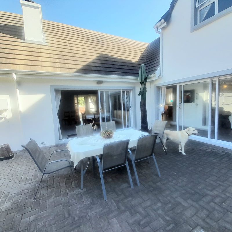 Nothing to be said, just walk in and enjoy this Canal  Home