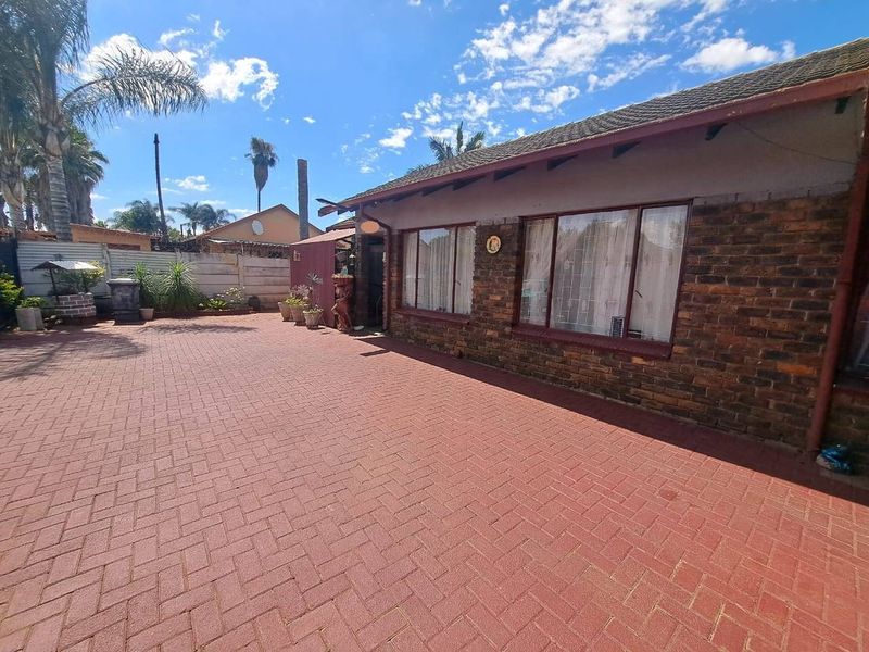 SPACIOUS 3 BEDROOM HOME WITH SWIMMINGPOOL IN BOOYSENS (PTA)