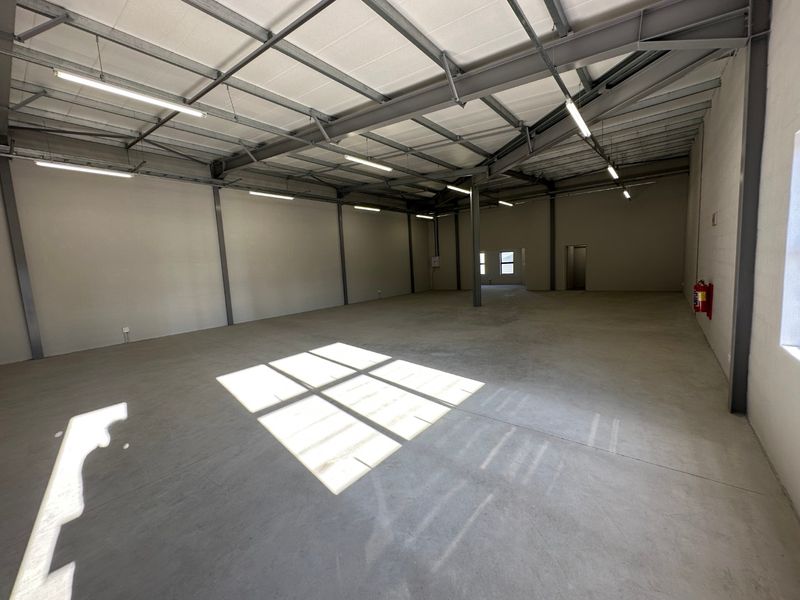 Industrial Warehouse To Let in Montague Gardens