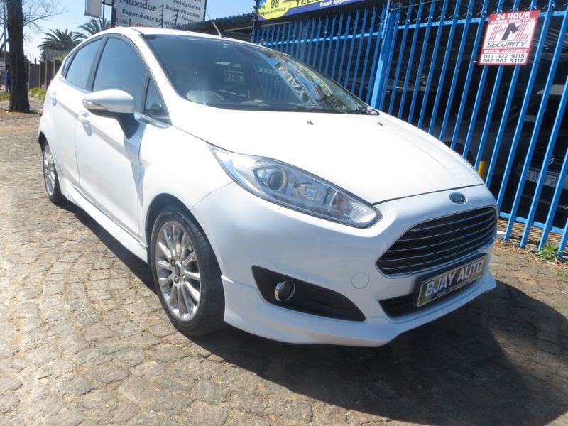 2015 Ford Fiesta 1.0 EcoBoost Titanium AT, White with 83000km available now!