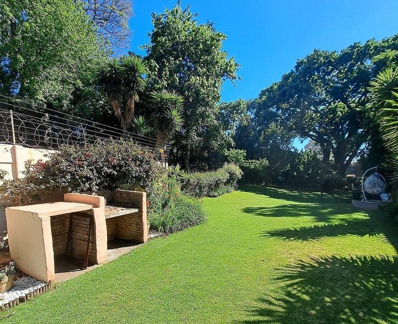 2 Bedroom Apartment - Pristine gardens and a relaxing braai area - paradise found.