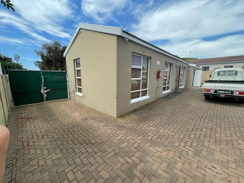 BLOUBERG | OFFICE BUILDING FOR SALE ON MERLOT STREET, TABLEVIEW