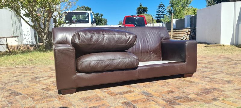 Leather Couch Coricraft 4 Seater Seater oxblood sofa 2,46 m Almost New Condition Contact 0818407199