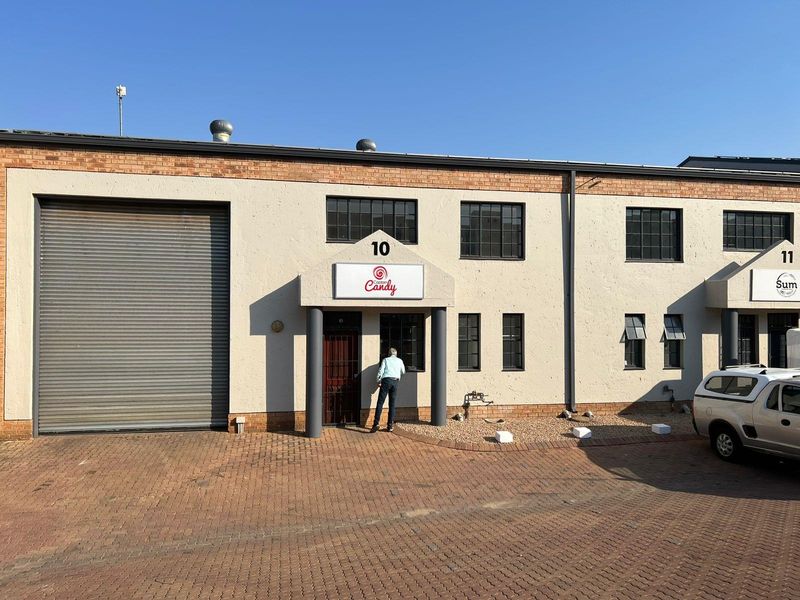 215 m2 INDUSTRIAL SPACE IN SECURE BUSINESS PARK WITH OFFICES!