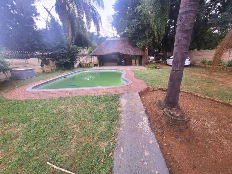 4 BEDROOM &#43; STUDY HOME WITH POOL, LAPA &amp; JACUZZI IN PTA GARDENS