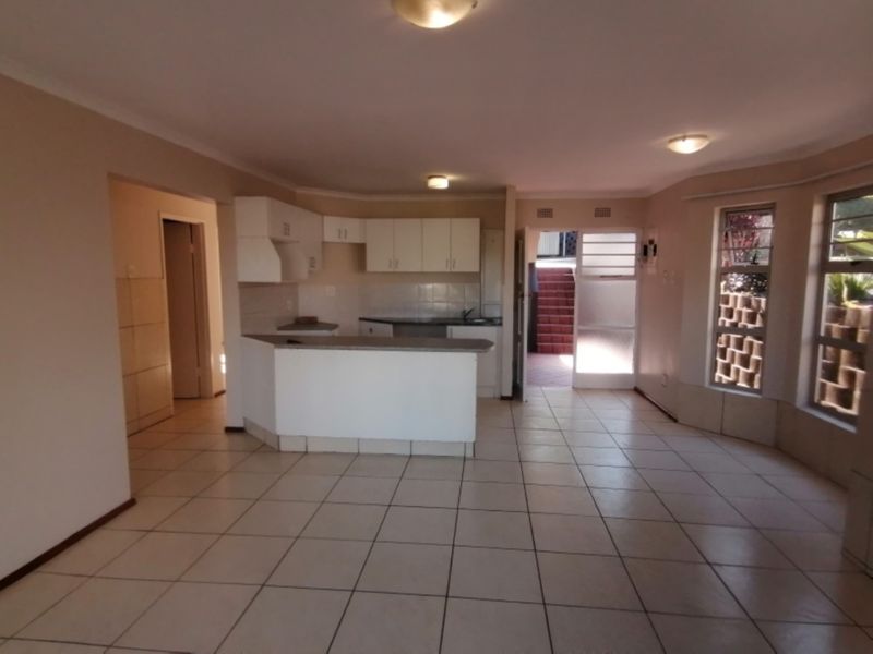 Family-motivated 3 bedroom apartment to rent in Berea, Selborne Green Complex with carport