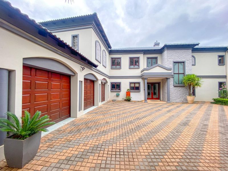 PICK YOUR LIFESTYLE WHEN YOU BUY THIS FLEXIBLE FAMILY HOME IN MIDSTREAM ESTATES.