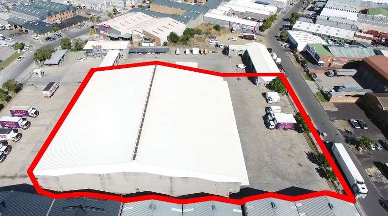 Warehouse with 2000sqm of Yard and 24 Hour Security