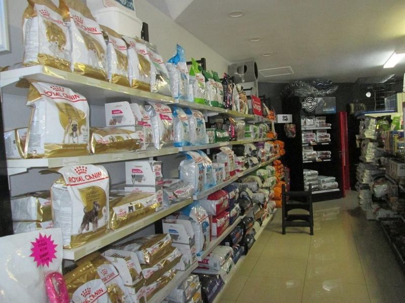PET FOOD STORE / FOOD AND ACCESSORIES R665  000