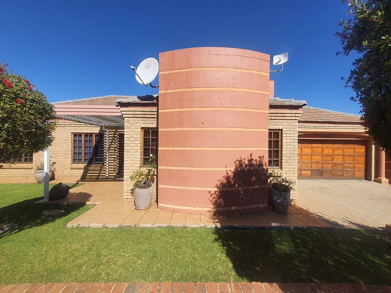 Stylish townhouse in upmarket complex in Fochville for sale