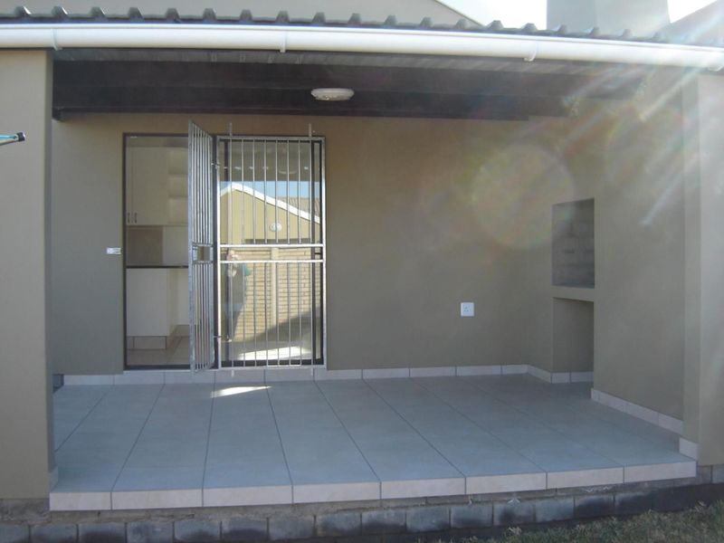 Modern two-bedroom townhouse to rent in Riley Place, Gonubie