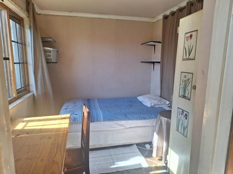 Orange Grove - Fully furnished room available sharing bath and kitchen R4400