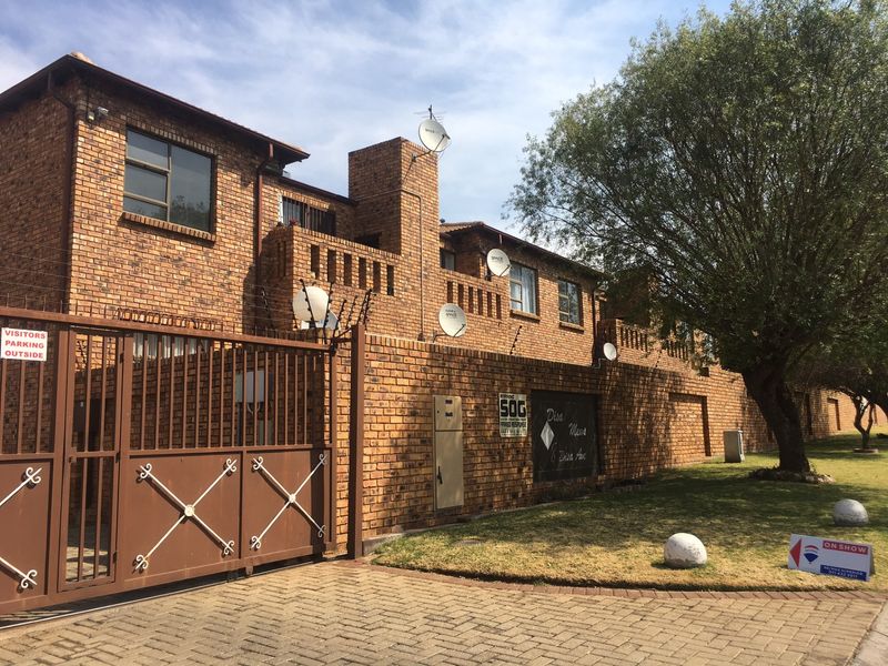 2 Bedroom Sectional Title For Sale in Verwoerdpark
