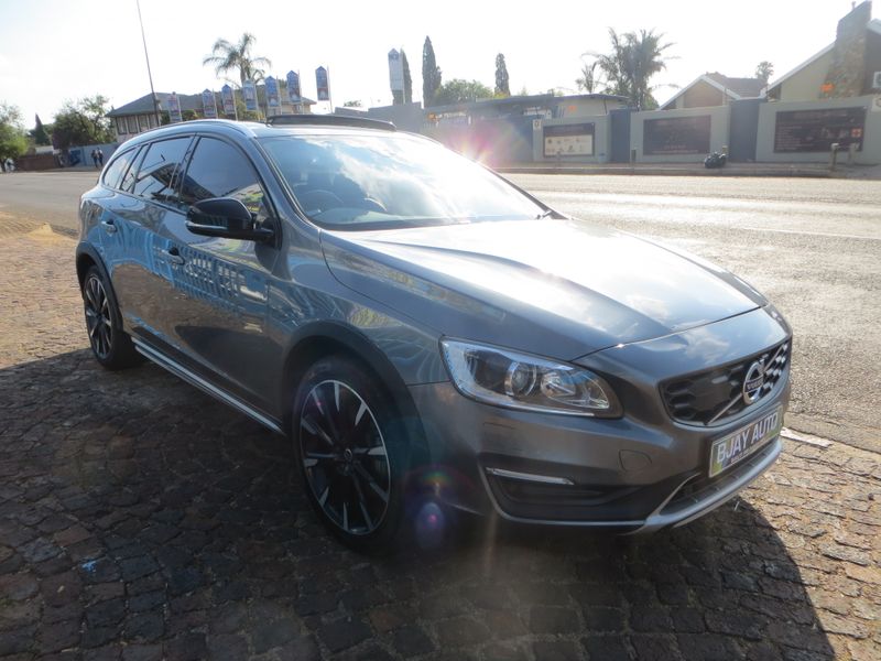 2017 Volvo V60 Cross Country D4 Inscription AWD Geartron, Grey with 86000km available now!
