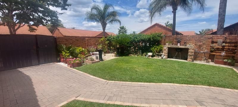 This lovely lock up and go simplex is located in a secure complex in Annlin, Pretoria.