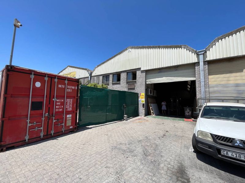Neat Distribution Warehouse To Let In Montague Gardens