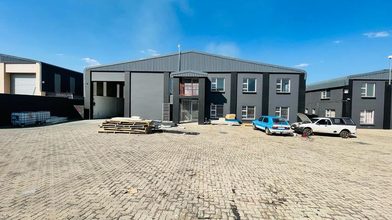 Neat and spacious industrial property to let / for sale in Stormill