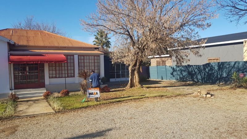Amazing Opportunity To Own Your Own Commercial Unit On The Main Street Of Parys!