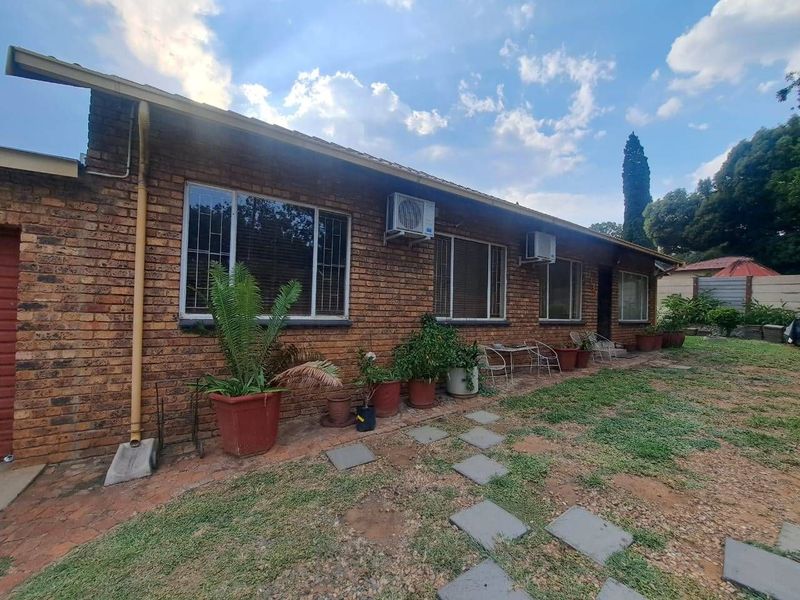 3 BEDROOM HOUSE  FOR SALE IN MOUNTAIN VIEW - NO LOADSHEDDING!