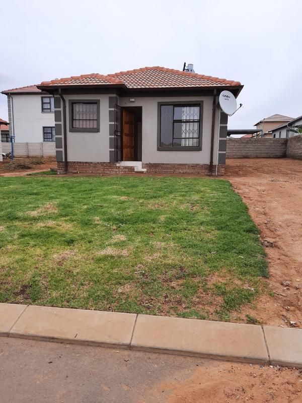 2 bedroom house for sale in bluehills midrand for R1 000 000 with open space to extend