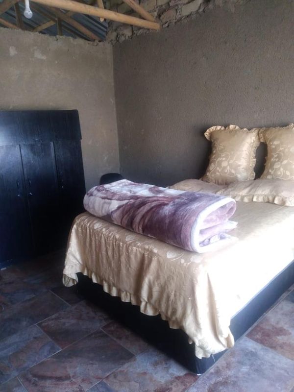 5 bedrooms house for Sale in Dilopye New Stand - R390 000 Negotiable