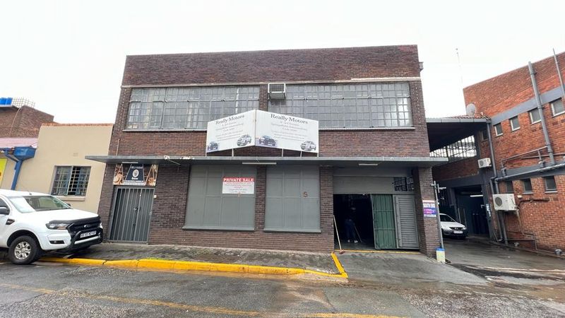 Multi level building for sale in Springfield