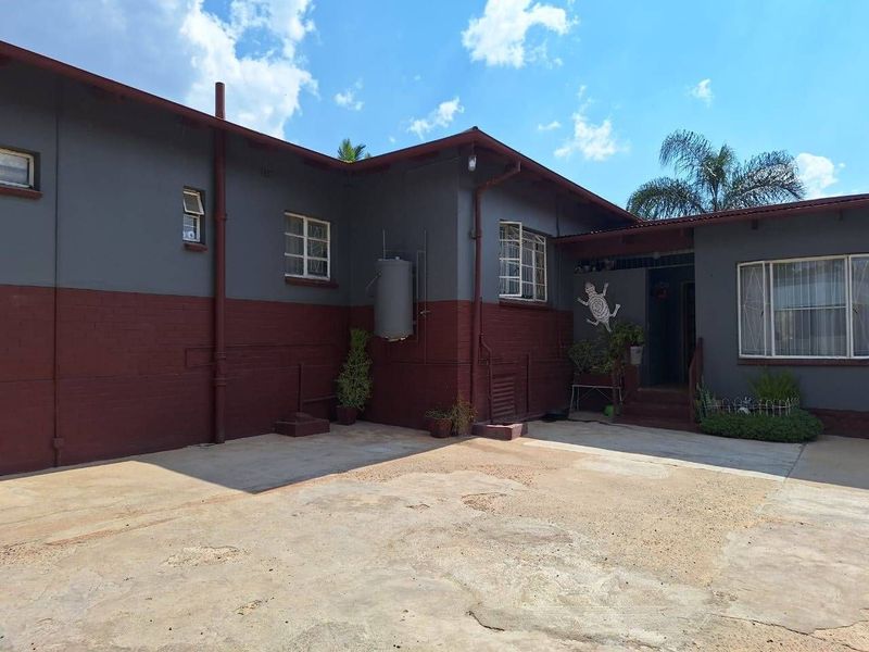 5 BEDROOM HOUSE WITH FLATLET  FOR SALE IN PRETORIA GARDENS!