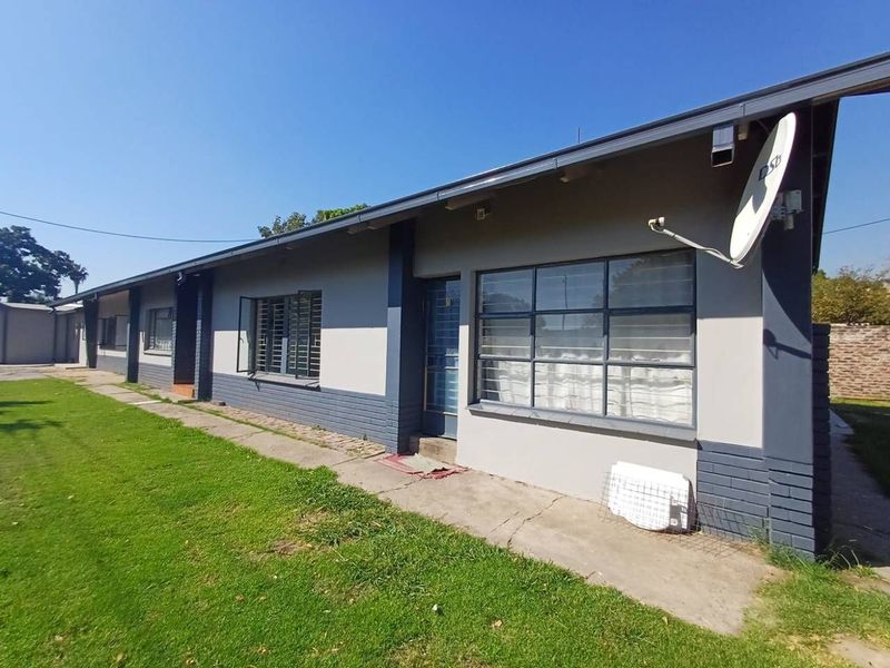 EXCELLENT INVESTMENT OPPORTUNITY! 12 ROOMS, 9 BATRHOOMS IN RIETFONTEIN